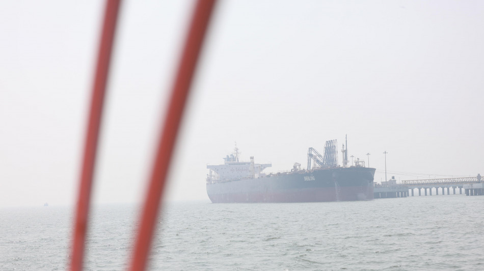 Nave attraversa Hormuz dichiarando di avere un 'proprietario francese'