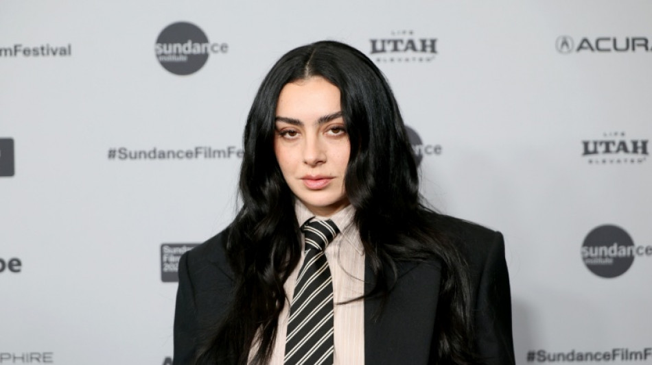 Charli XCX dans un faux documentaire sur de vrais dilemmes