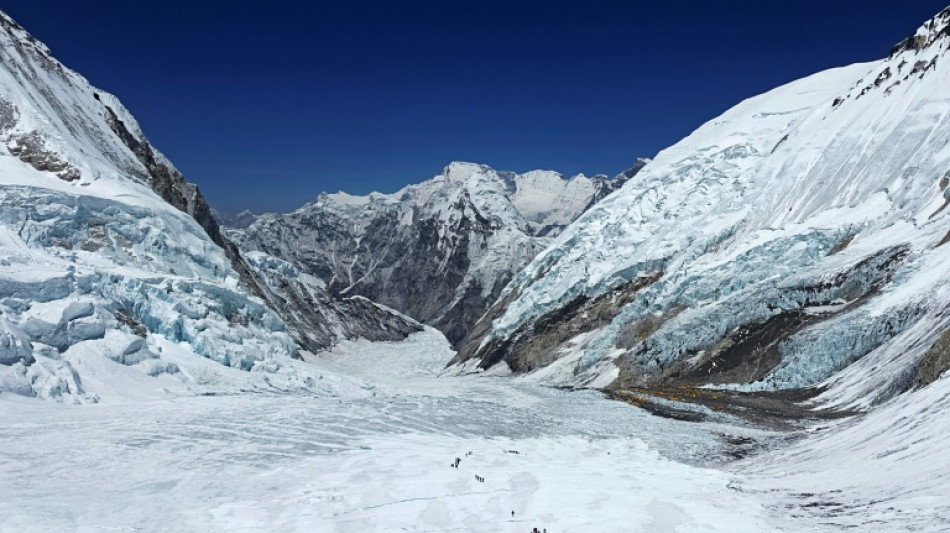 Nepalesa bate o recorde mundial de escalada mais r&aacute;pida do Everest