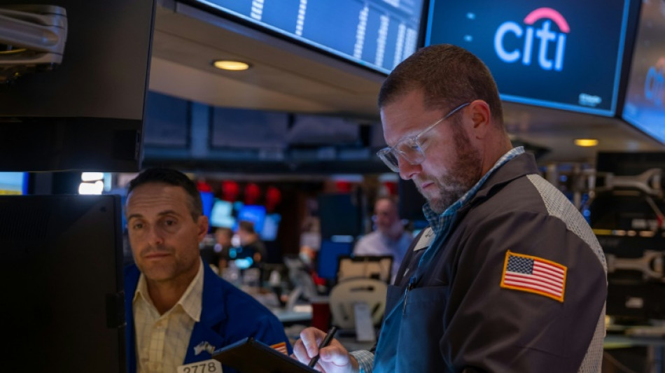 Wall Street termine en forte baisse, lest&eacute;e par la tech