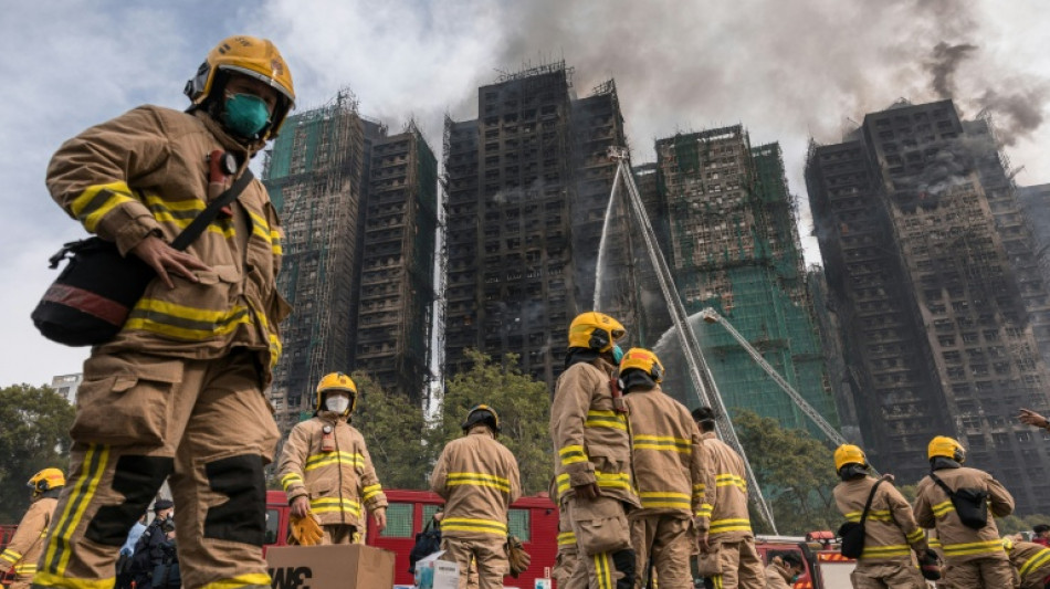 Hong Kong busca a cientos de desaparecidos tras incendio que dej&oacute; 55 muertos