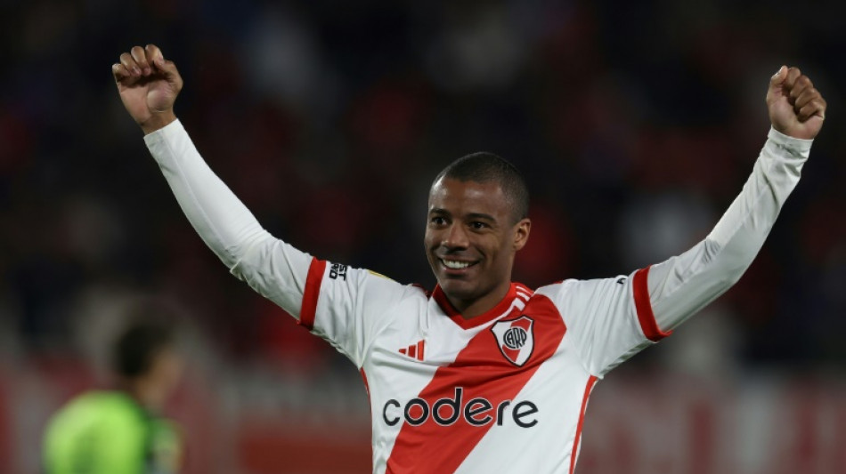 Flamengo anuncia contrata&ccedil;&atilde;o de De La Cruz