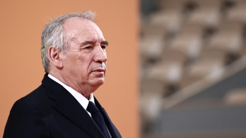 Vote de confiance: quand le "boomer" François Bayrou présente sa carte jeunes