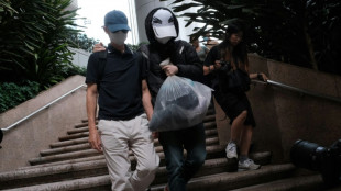Hong Kong condena al padre de activista prodemocracia pr&oacute;fuga por manejar sus fondos