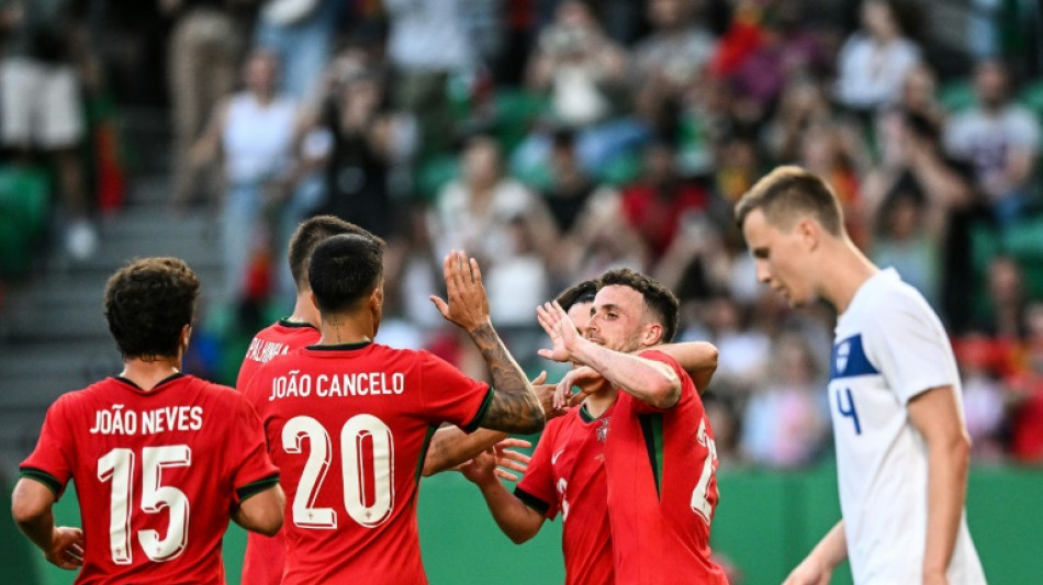 Sem CR7, Portugal vence Finl&acirc;ndia (4-2) em amistoso preparat&oacute;rio para Eurocopa