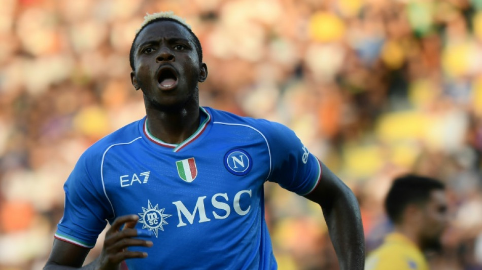 Atacante nigeriano Victor Osimhen renova com o Napoli at&eacute; 2026