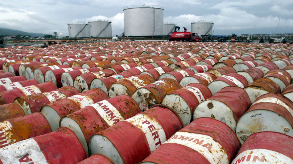 Prezzo petrolio in lieve calo, Wti scambiato a 61,29 dollari