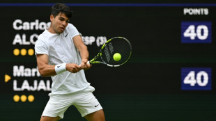 Atual campe&atilde;o, Alcaraz vence na estreia em Wimbledon