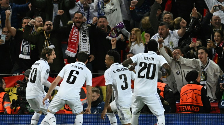 Real Madrid y N&aacute;poles ganan fuera y ponen un pie en cuartos de Champions