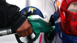Carburanti ancora in calo, al self benzina a 1,737 euro, gasolio a 2,067