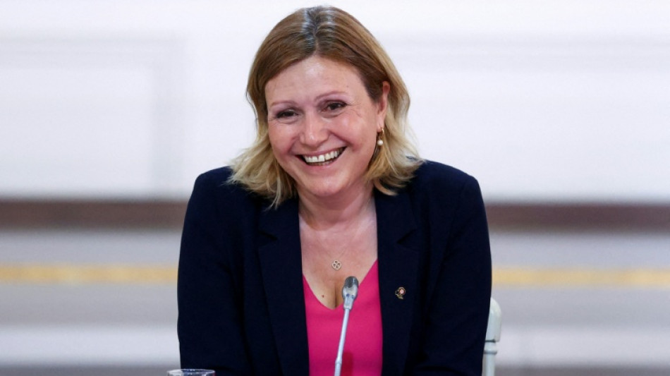 Braun-Pivet critique la maladresse de Bayrou et appelle les forces politiques à se réunir s'il chute