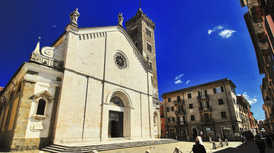 Arriva l'ufficiale giudiziario per lo sfratto, uomo si suicida