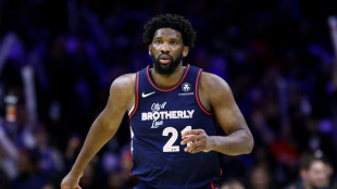 Embiid reaparece ap&oacute;s les&atilde;o de menisco: "Estou de volta"