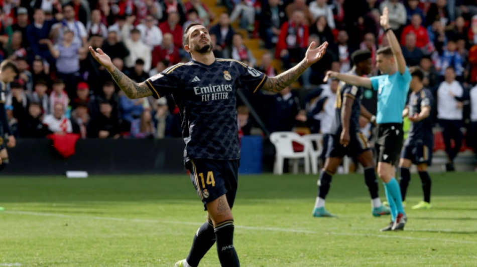 Joselu sofre edema &oacute;sseo no tornozelo e n&atilde;o enfrenta o Sevilla