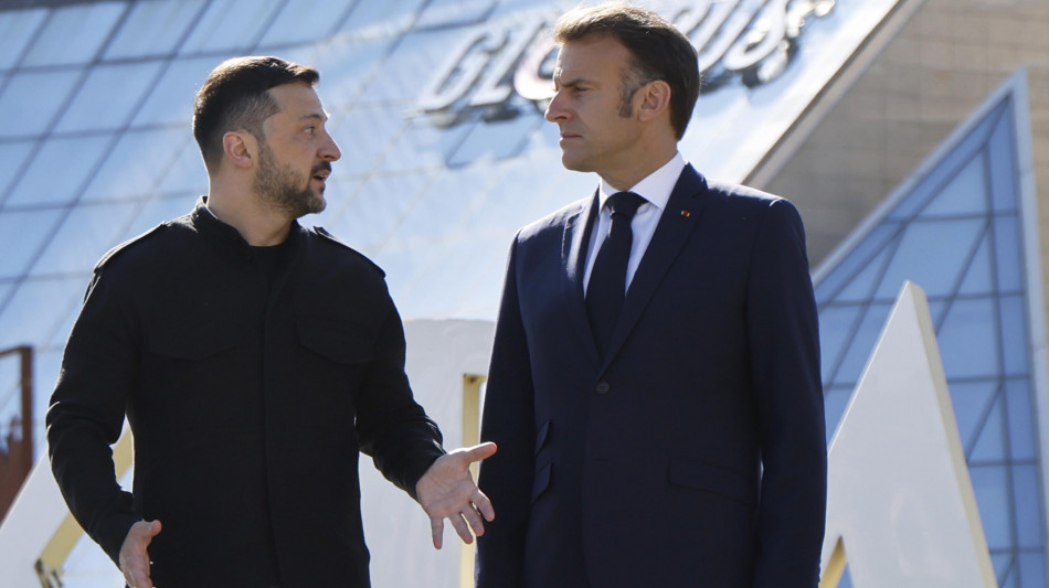 Zelensky vede Macron, 'valutiamo più aerei Mirage a Kiev'