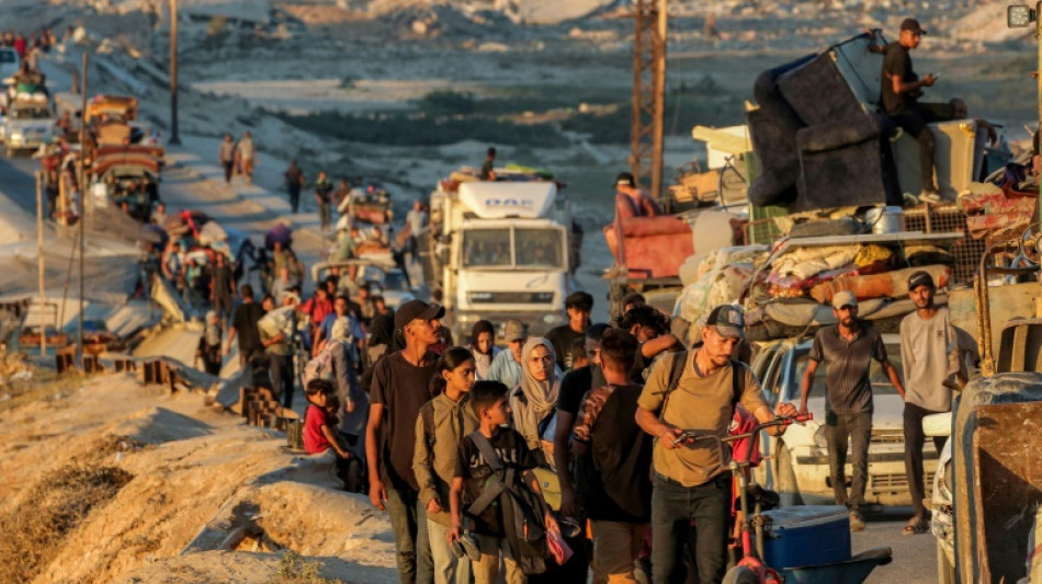 A pied ou entassés dans des camionnettes, des milliers de Palestiniens fuient Gaza-ville