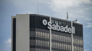 El banco BBVA anuncia que mantiene su OPA sobre su competidor español Sabadell