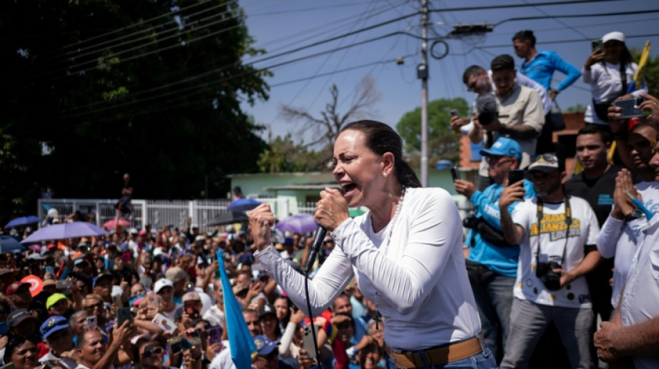 Venezuela: bien qu'in&eacute;ligible, la rivale de Maduro en campagne, "plus forts que jamais"