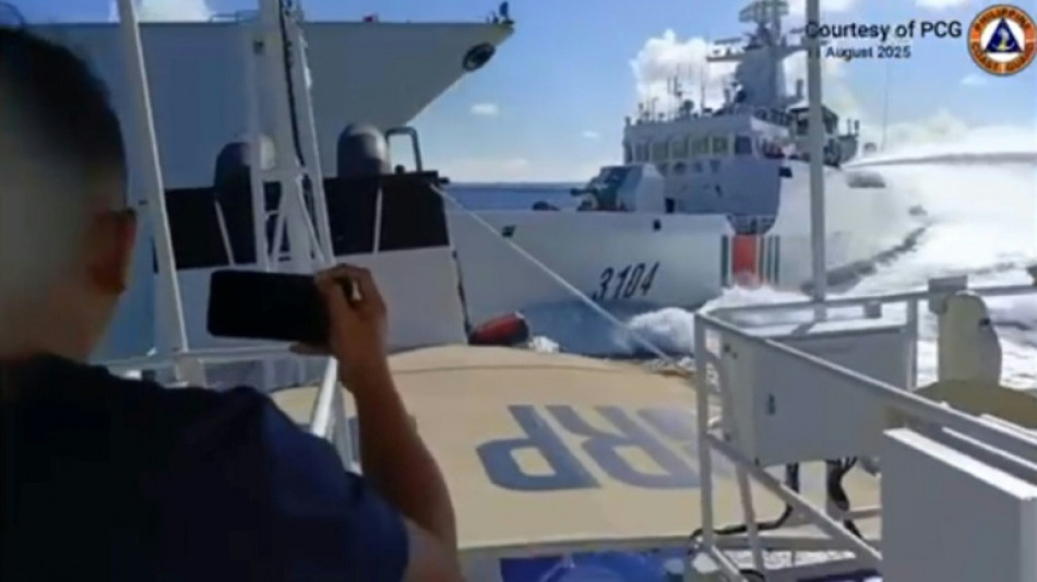 Colisionan navíos chinos al perseguir un barco filipino en un mar disputado
