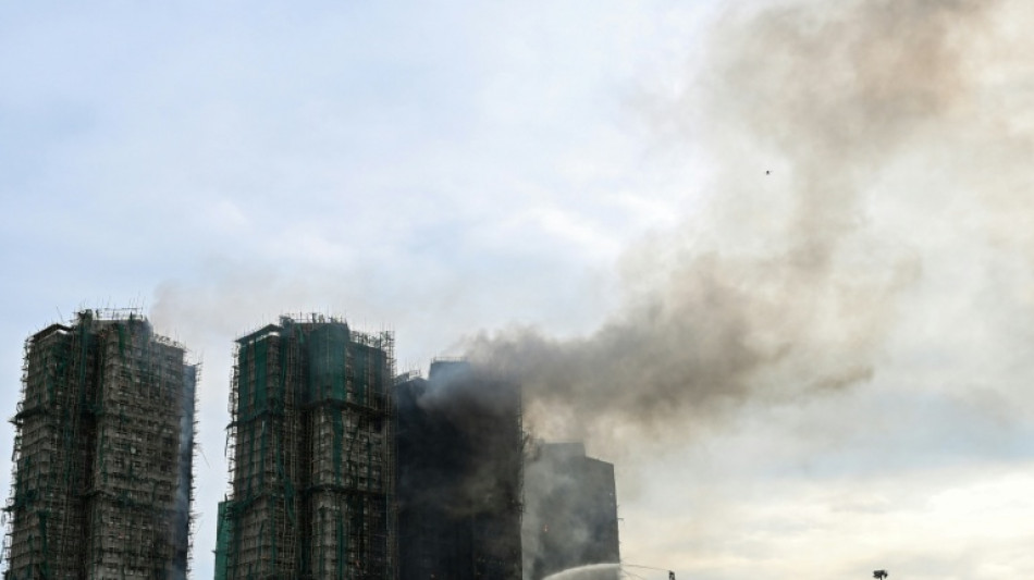 A Hong Kong, les pompiers tentent d'&eacute;teindre le gigantesque incendie d'un complexe immobilier