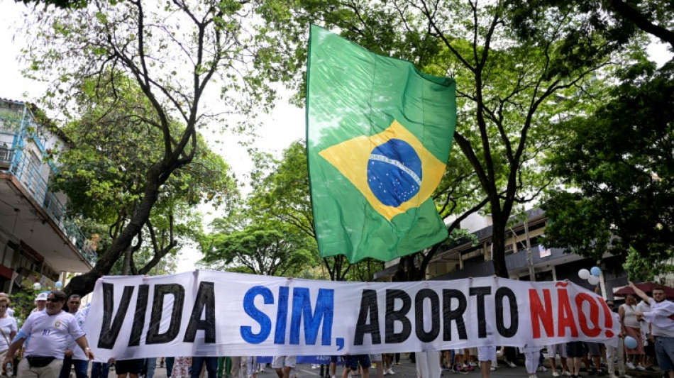 Congresso proíbe destinar dinheiro público para aborto e ocupação de terras