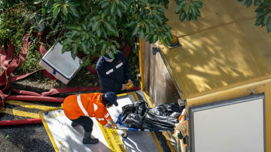 Incendie de Hong Kong: au moins 94 morts, l'angoissante recherche des disparus