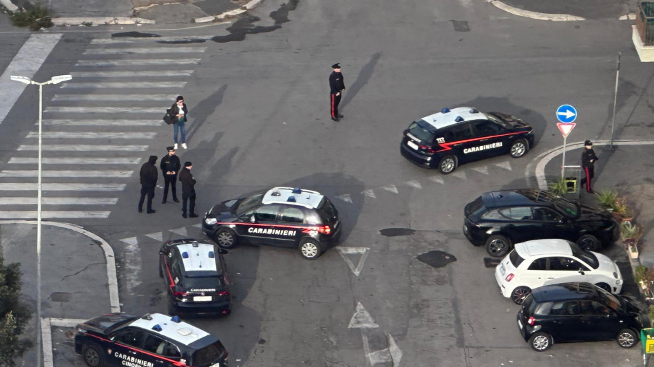 Una ragazza denuncia, 'mi hanno violentata fuori dalla metro a Roma'
