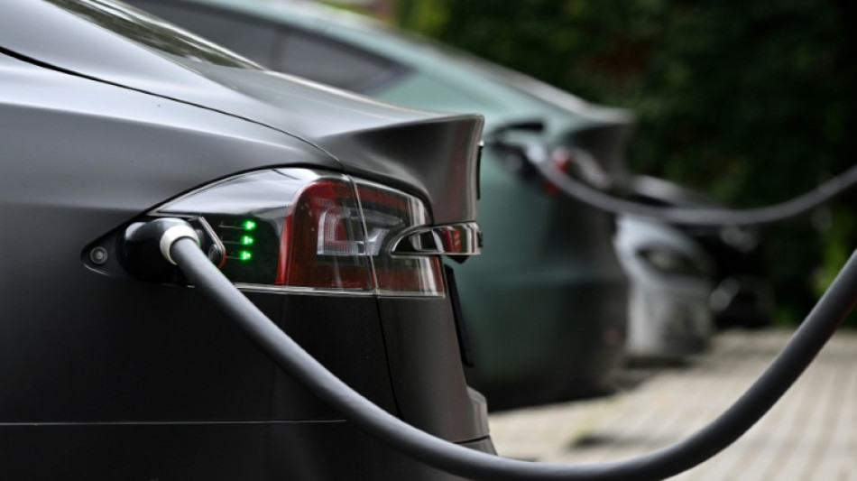 V&eacute;hicules &eacute;lectriques: le bonus &eacute;cologique "r&eacute;&eacute;quilibr&eacute;", la prime &agrave; la casse limit&eacute;e