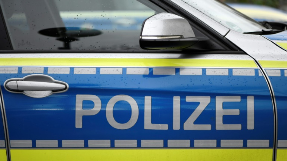 Polizei: Pkw prallt in Gie&szlig;en in Bushaltestelle - Vier Verletzte