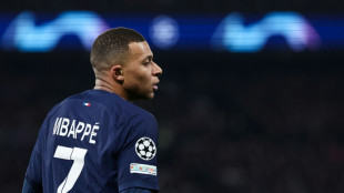 Imprensa e torcedores em Madri j&aacute; esperam por Mbapp&eacute;