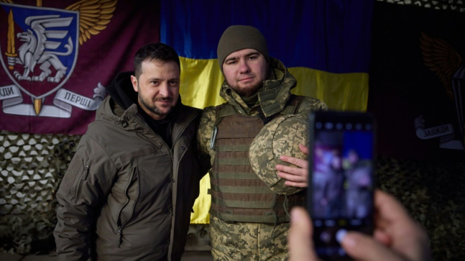 Zelenski visita el este de Ucrania, donde sus tropas libran una dif&iacute;cil batalla contra Rusia