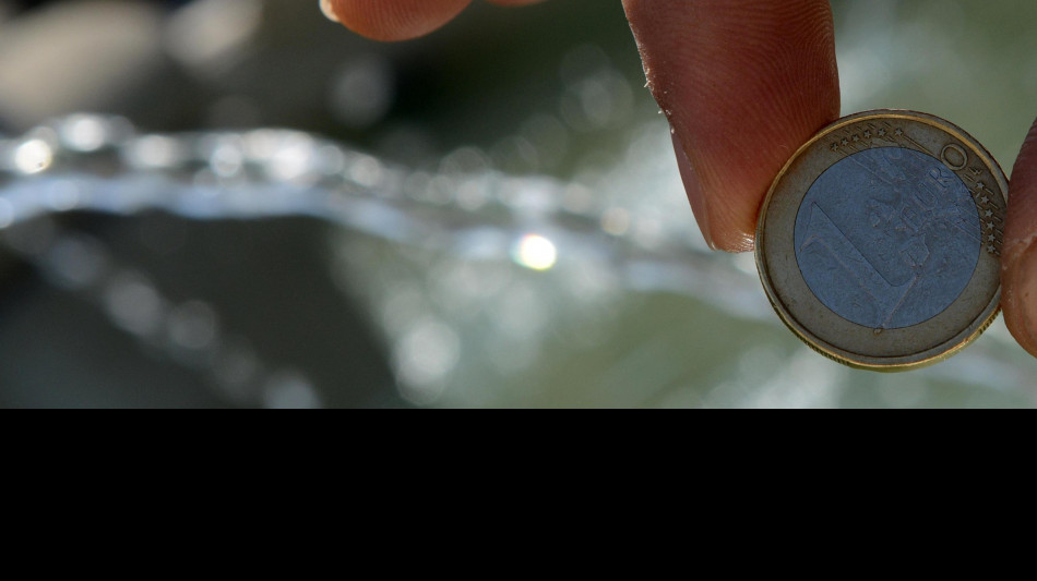 L'euro si rafforza a 1,1817 dollari, vicino a massimi 4 anni