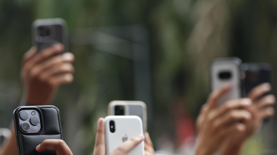 Ue, 'da oggi etichetta energetica obbligatoria per smartphone'