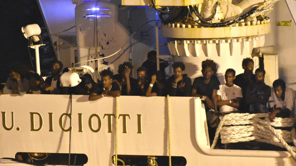 Cassazione, Governo dovr&agrave; risarcire migranti caso Diciotti