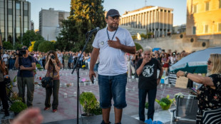 Catastrophe ferroviaire en Grèce: le père d'une victime cesse sa grève de la faim devant le Parlement
