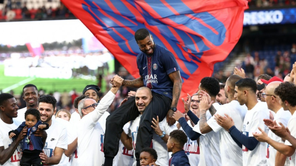 Foot: Kimpembe, en larmes, affirme avoir vécu "des années de folie" au PSG