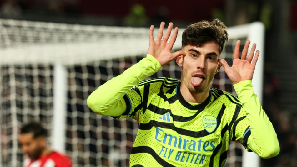 Arsenal marca no fim, vence Brentford e assume lideran&ccedil;a do Ingl&ecirc;s