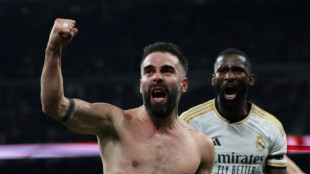 Real Madrid vira sobre Almer&iacute;a com gol no fim; Bar&ccedil;a vence Betis