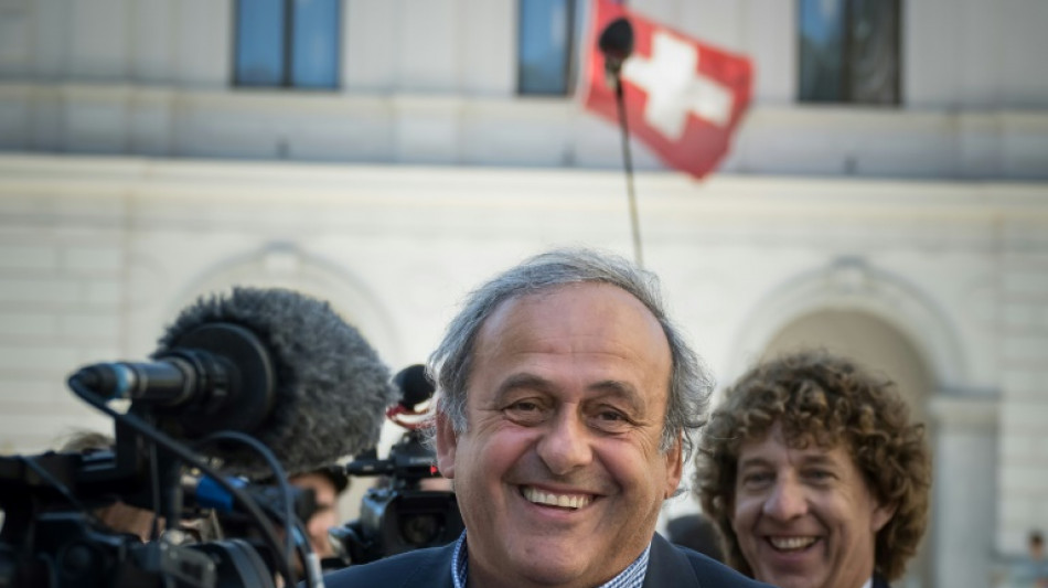 Foot: Platini, coups francs, coups durs et coups de th&eacute;&acirc;tre