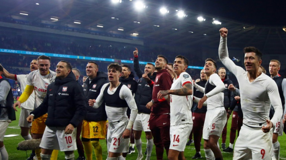Pol&ocirc;nia vence Pa&iacute;s de Gales nos p&ecirc;naltis e garante vaga na Euro-2024