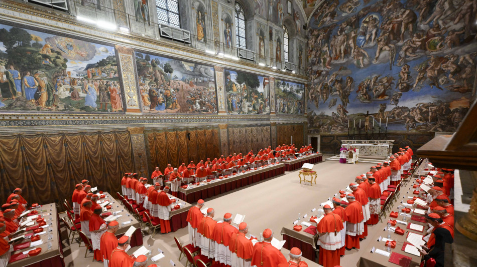 Al via la prima messa del Papa in Sistina