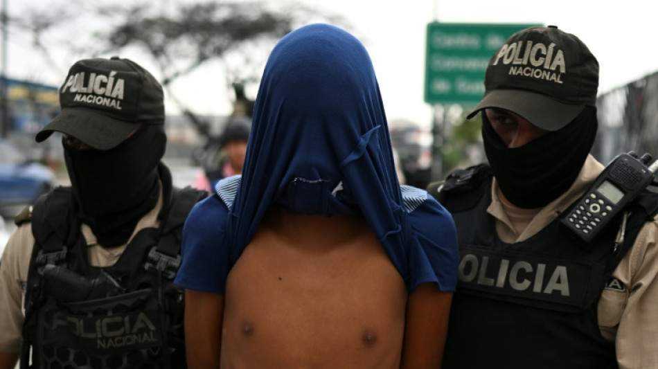 Hallan 12 presos muertos en tres cárceles de Ecuador