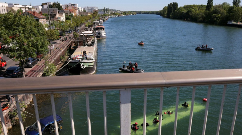 Quatro pessoas resgatadas ap&oacute;s &ocirc;nibus cair no Sena perto de Paris
