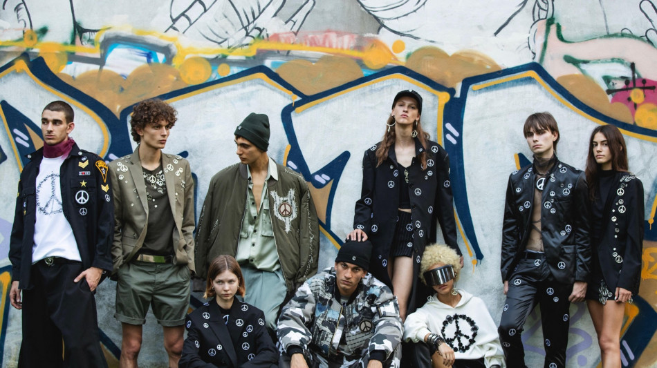 I modelli di Yezael sfilano in corteo per la pace a Milano