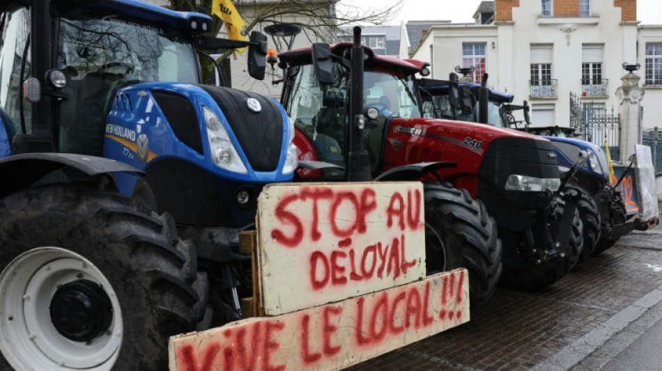 Arras: une centaine d'agriculteurs r&eacute;clame "des actes" apr&egrave;s les annonces du gouvernement