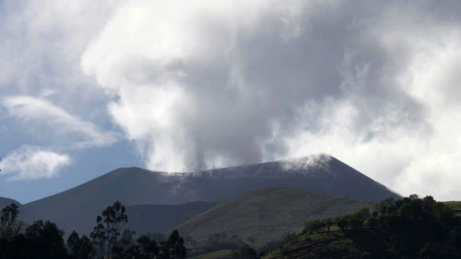 La ceniza del volc&aacute;n Purac&eacute; cae sobre poblados de Colombia