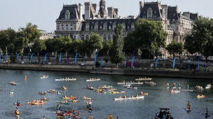 París celebra el primer aniversario de los Juegos Olímpicos con un desfile en el Sena