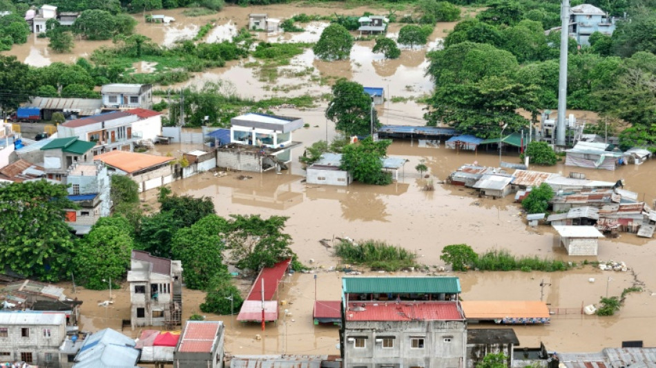 Philipines: au moins 5 morts après le passage du "super typhon" Fung-wong, en route vers Taïwan