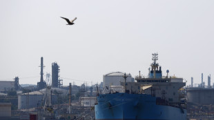 Il petrolio cala ancora su prospettiva tregua, Brent -4%