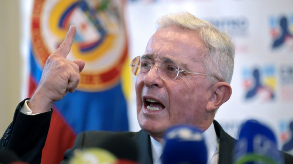 Ex-presidente Uribe nega nexos com paramilitares que mataram camponeses na Col&ocirc;mbia